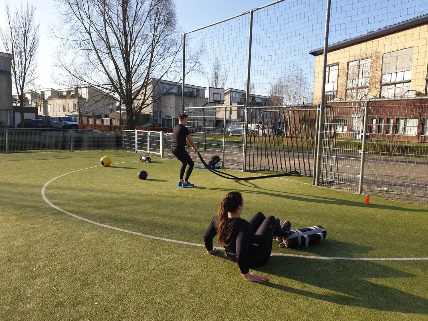 Twee vrouwen trainen samen op een sportveld