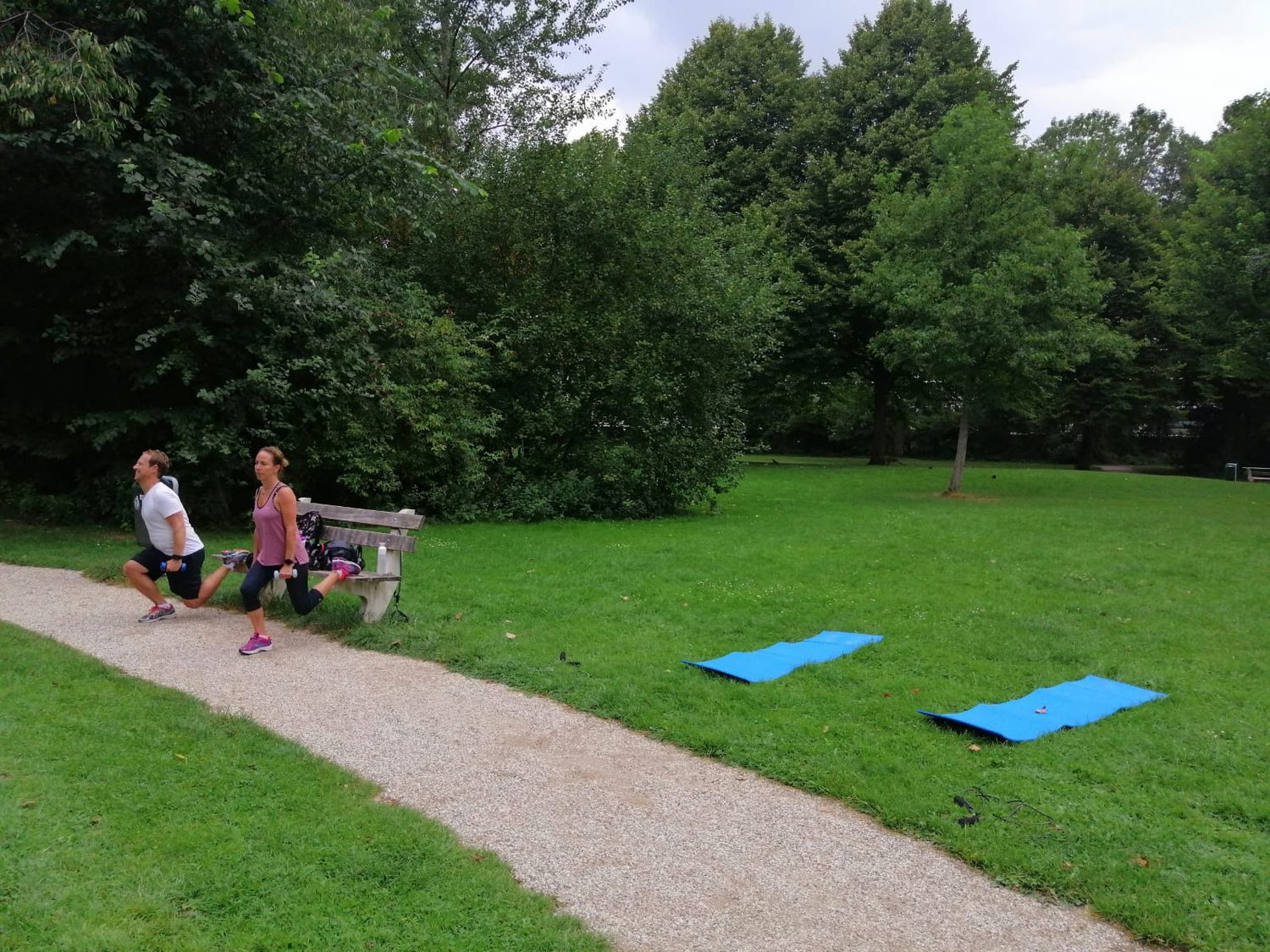 Trainster en klant lopen samen over een pad in het park
