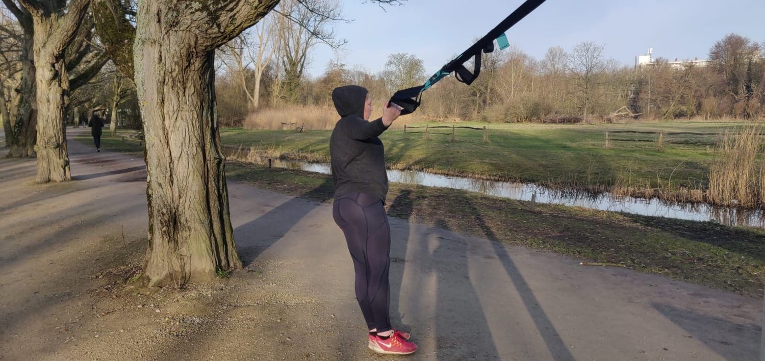 Trainster heeft een TRX opgehangen langs een pad